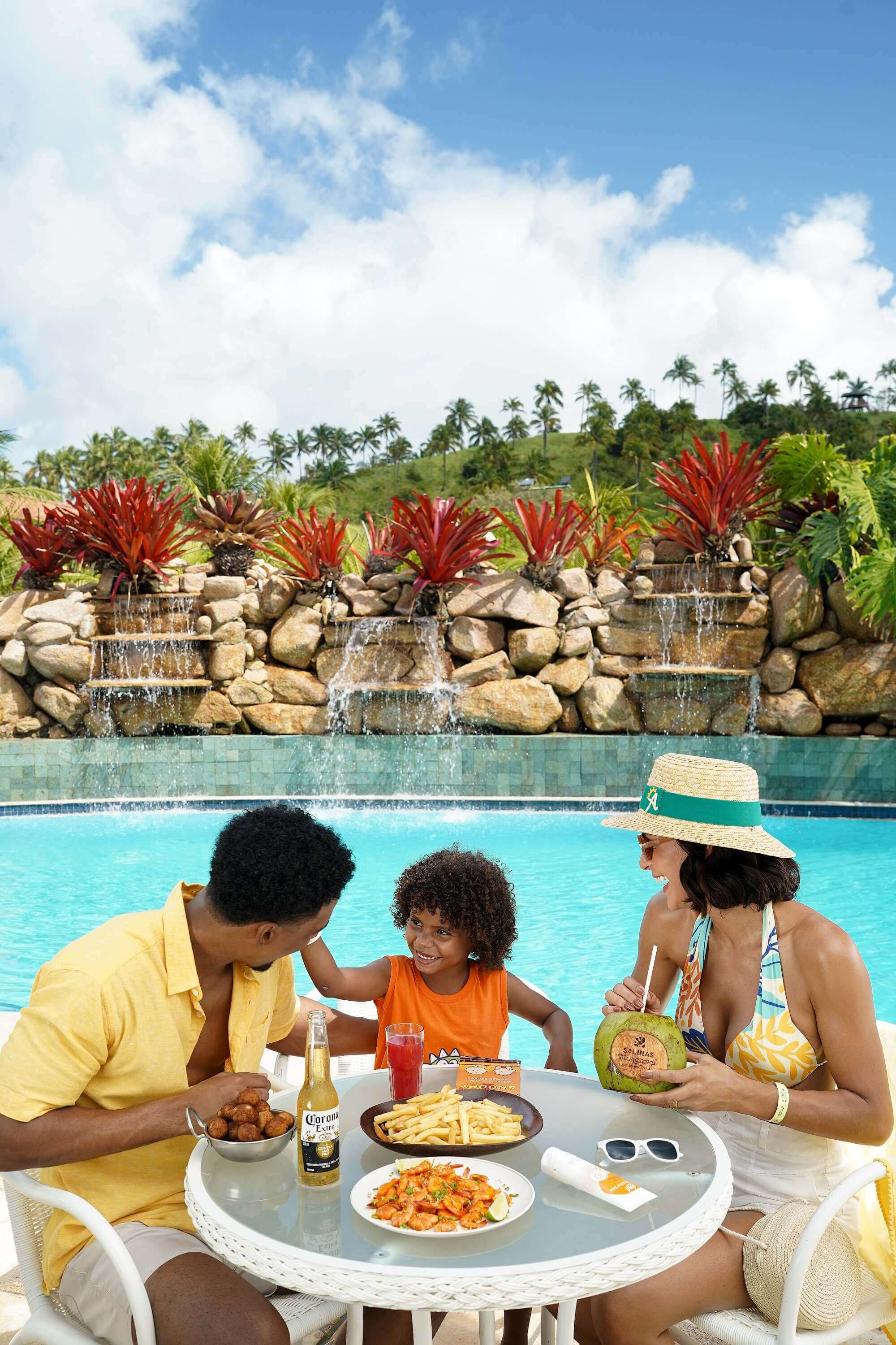 Família aproveitando refeição a beira da piscina do Salinas Maragogi All inclusive Resort